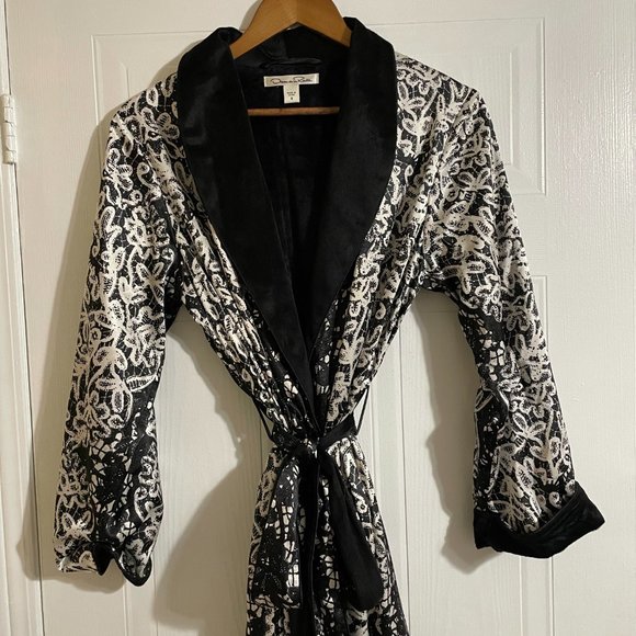 Oscar De La Renta Black and White Abstract Pattern Robe - Picture 2 of 10